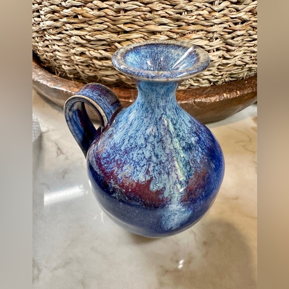 VINTAGE, SMALL STONEWARE POTTERY WITH BLUE GLAZE. FLAT SIDE HANDLE.